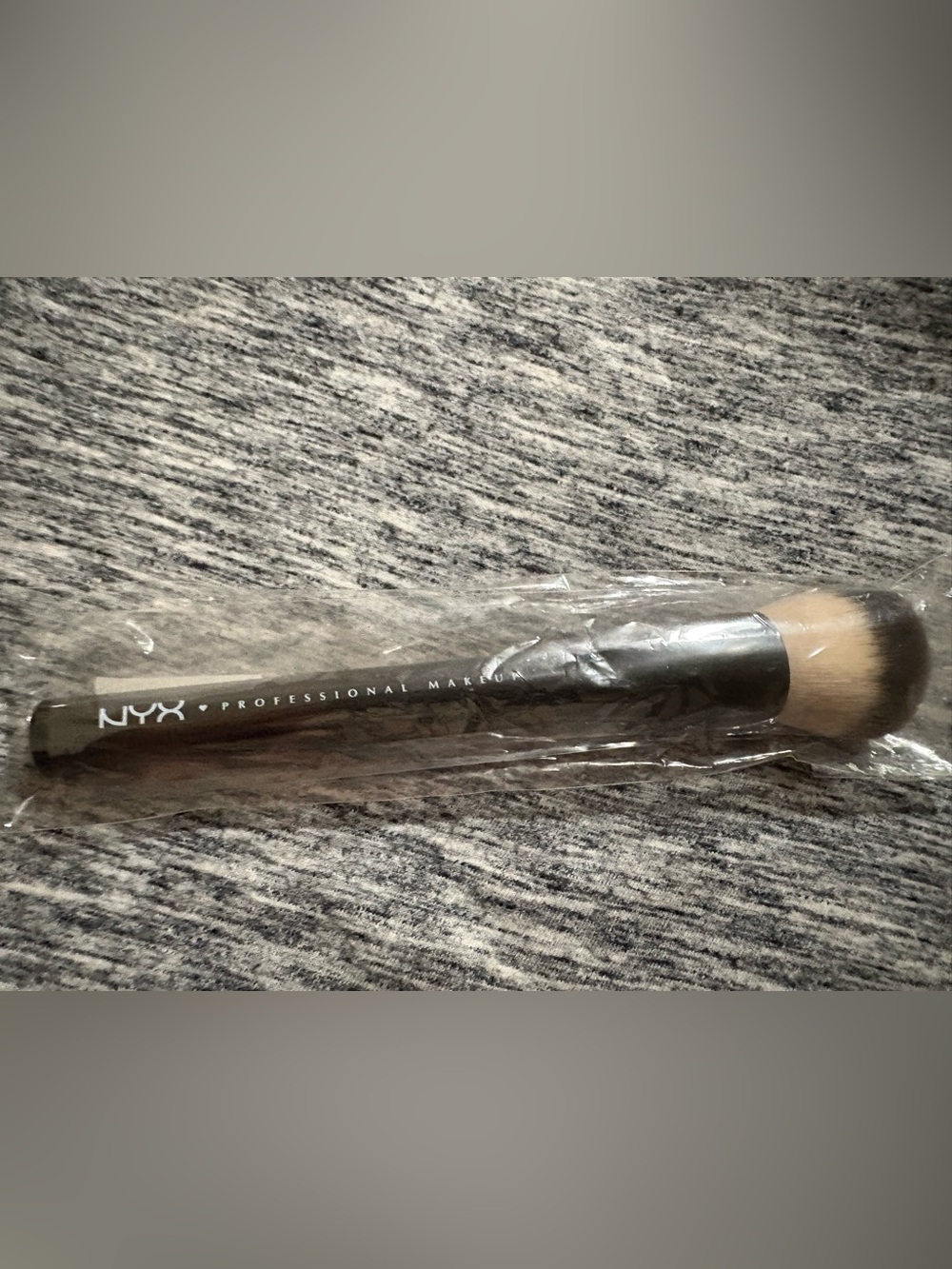NYX Professional Makeup Large Powder Brush - Black Handle, Beige Bristles